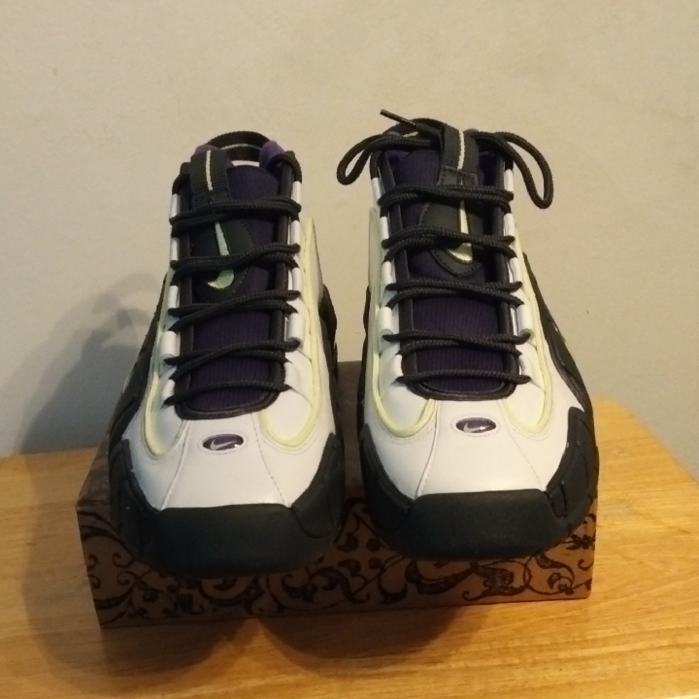 New Men's Nike Black and Purple Low-Top Sneakers Size 11